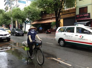 A cyclist among motorists on the street